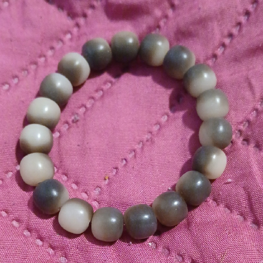 Handmade Bodhi Elegant Gray and Cream Beaded Bracelet